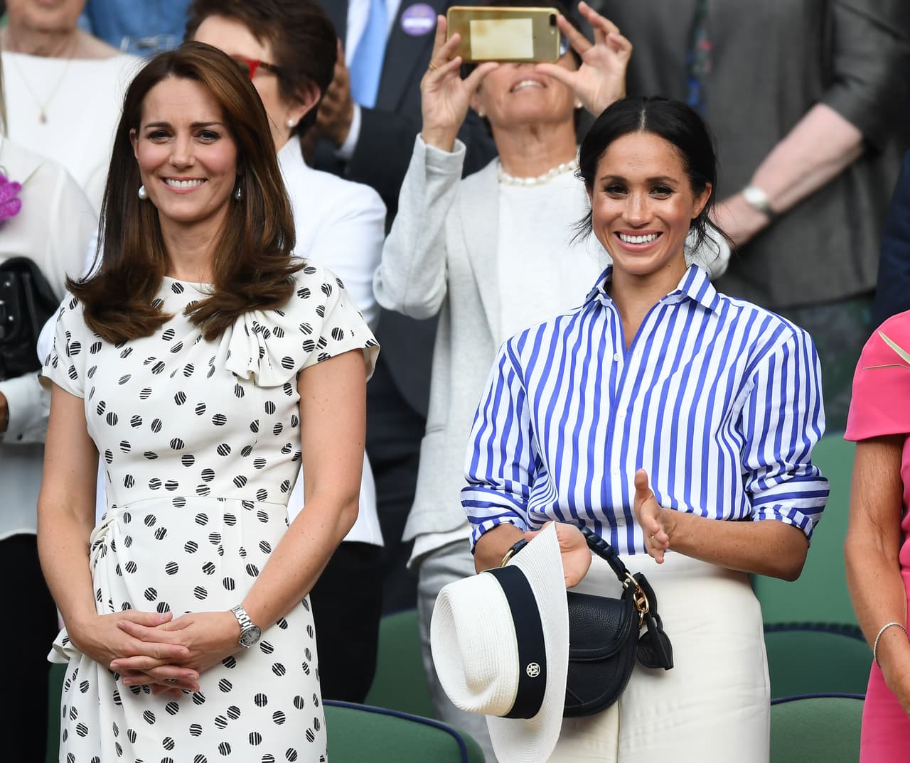 <a href="https://www.univision.com/estilo-de-vida/moda/por-sus-looks-punto-para-kate-middleton-en-wimbledon-meghan-markle-siguelo-intentando-fotos" target="_blank">En esa ocasión se criticó que para la ocasión Meghan llevara un sombrero</a>, debido a que las 
<a href="http://www.wimbledon.com/en_GB/about_wimbledon/royal_box.html">reglas del palco real </a>piden específicamente a las mujeres no usar sombreros para no "obscurecer la visión de las personas sentadas detrás".