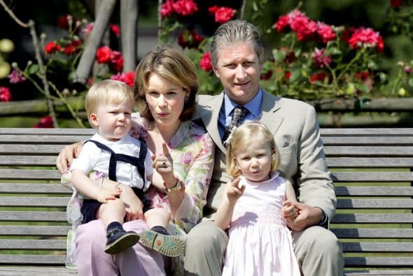 Elisabeth de Bélgica es la heredera al trono de su padre, Felipe, el rey de los Belgas. Tiene 12 años y es la mayor de cuatro hermanos.Además de su formación real, asiste al colegio y toma clases de danza. Sus padres han procurado que su vida pública sea limitada, sin embargo toma su papel ocasionalmente y siempre deja una buena impresión.Comparte mucho tiempo con sus padres y hermanos en actividades muy familiares.