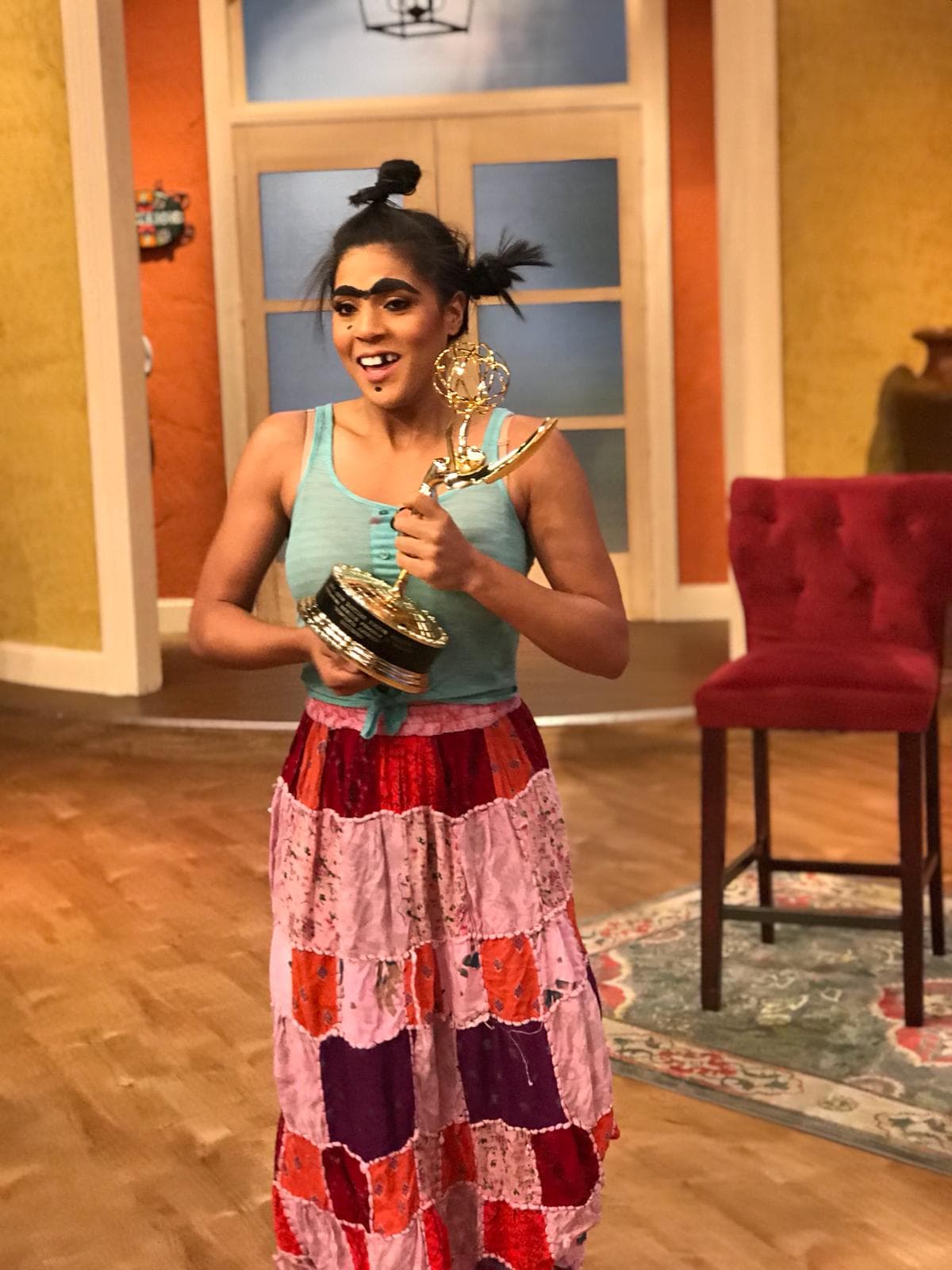 Después de tanto enredo: el verdadero Emmy apareció, y Mela lo sostuvo con orgullo.