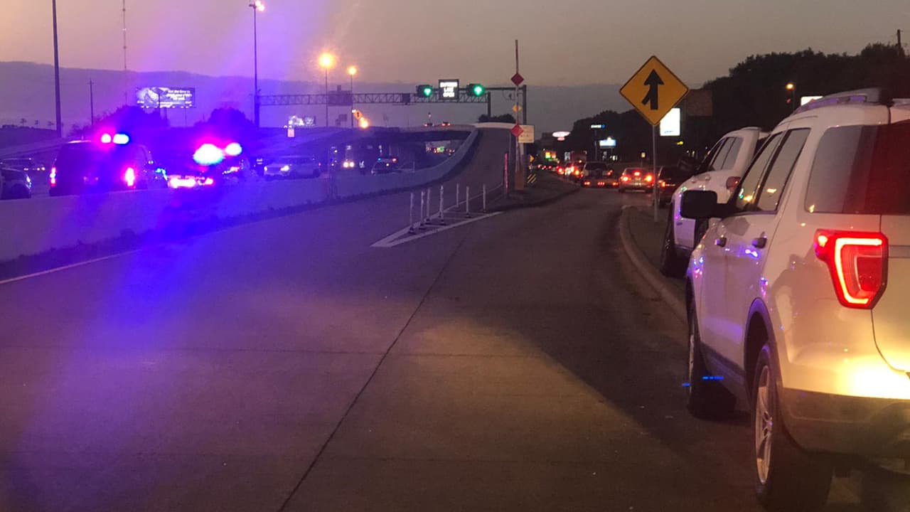 Un peatón cruzó en sentido oeste a este la I-45 Norte en dirección hacia el sur y fue impactado por una camioneta pick up, falleció en el lugar.