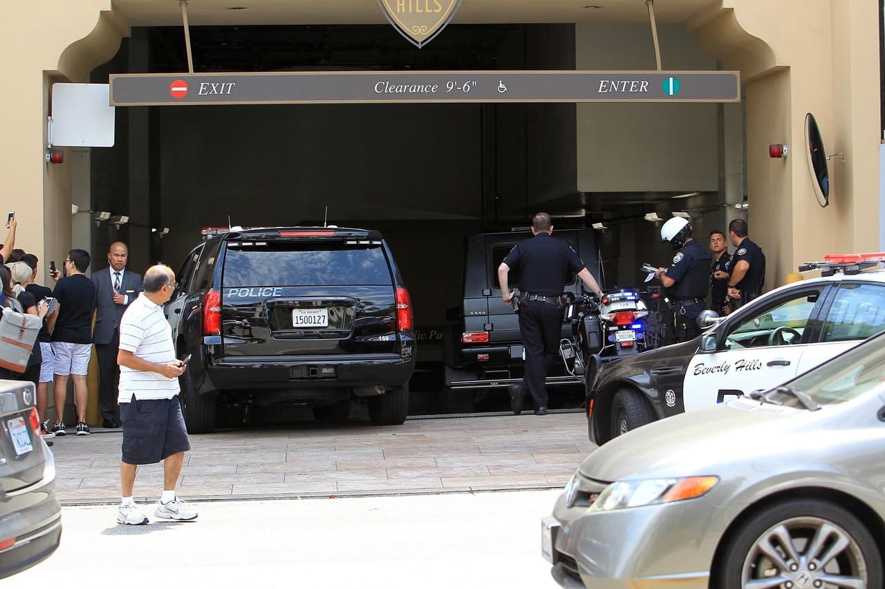 Para evitar una congestión de trásito, cuatro oficiales lo instruyeron para que se estacionara en una zona cercana.