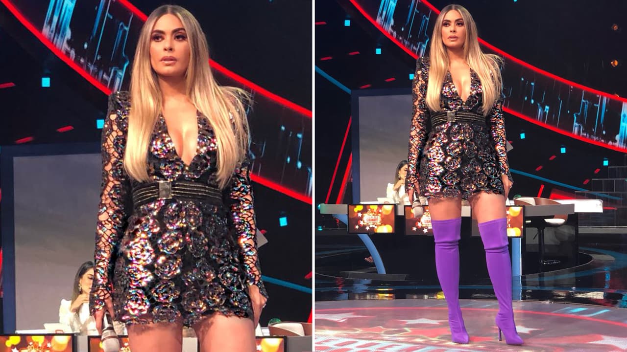 En el sexto show, Galilea optó por un vestido de mini falda con
<b><a href="https://www.univision.com/shows/pequenos-gigantes/las-espectaculares-maxi-botas-de-galilea-que-todas-quieren-fotos">unas impresionantes botas Balenciaga</a></b> de punta en color morado.