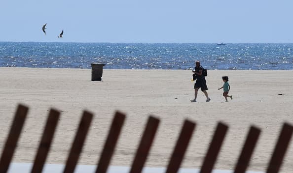 La apertura de las costas está limitada en cuanto a las actividades que se pueden realizar y servicios que se ofrecen.