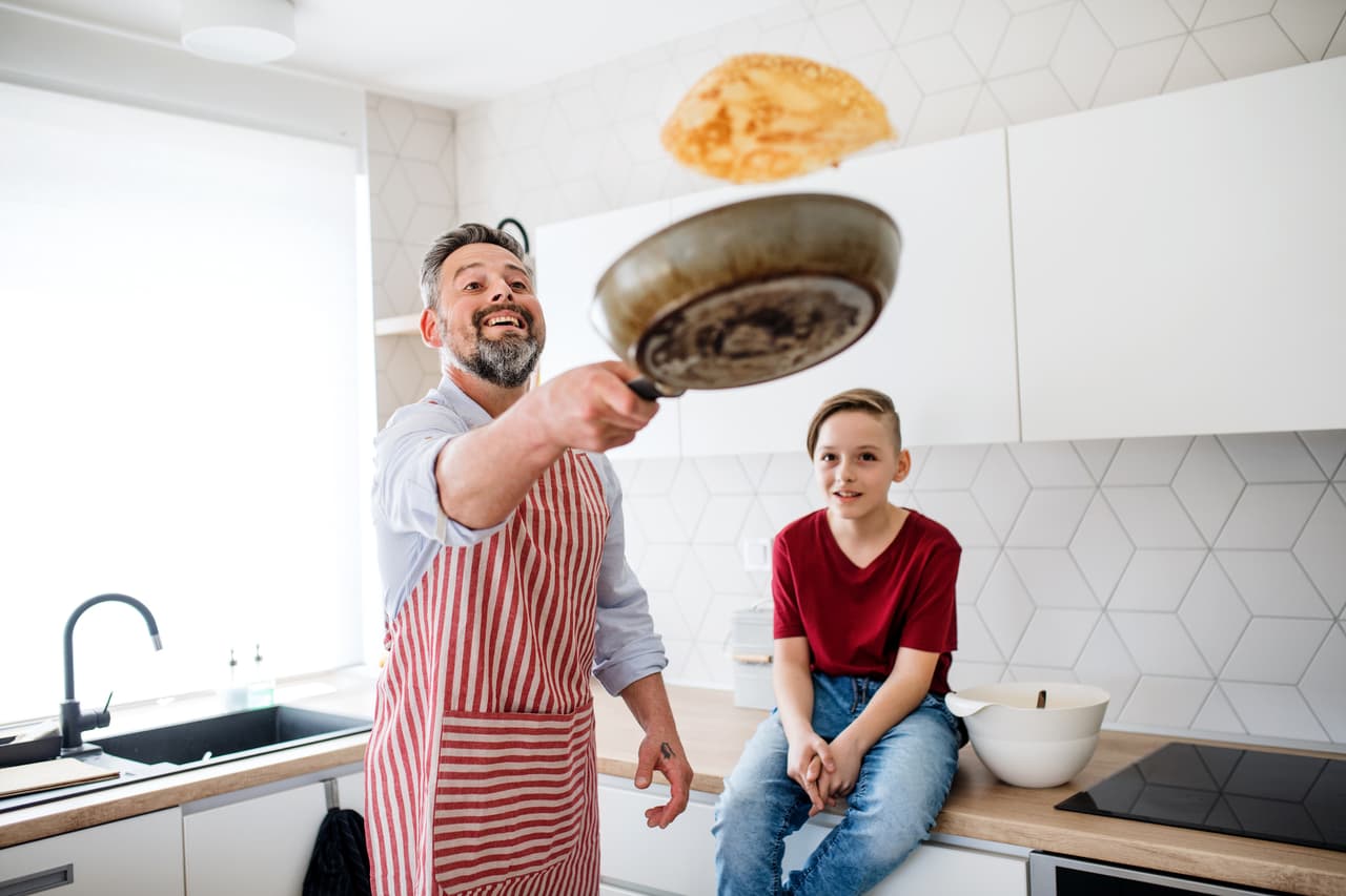 <b>Graben su propio show de cocina. </b>Los programas de cocina en la TV son muy populares: entretienen, informan y dejan resultados deliciosos. Protagoniza junto a tu familia el suyo propio. Cocinen una receta familiar, o una que consigan por la Web y ¡coman rico!. O mejor aún, ¿por qué no compartirlo con alguien que está solo o pasando una situación difícil?