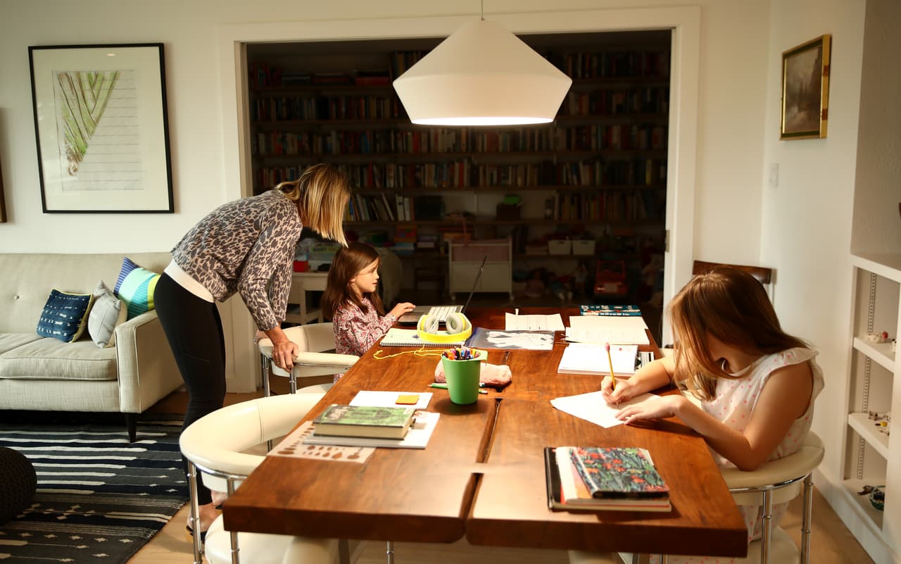 Otros documentos pueden servirte para créditos o deducciones, como los
<b> registros de transacciones de activos digitales</b> si no recibiste una declaración informativa sobre ellos; documentos para créditos o deducciones; 
<b>gastos por el cuidado de hijos o dependientes</b>.
<br>