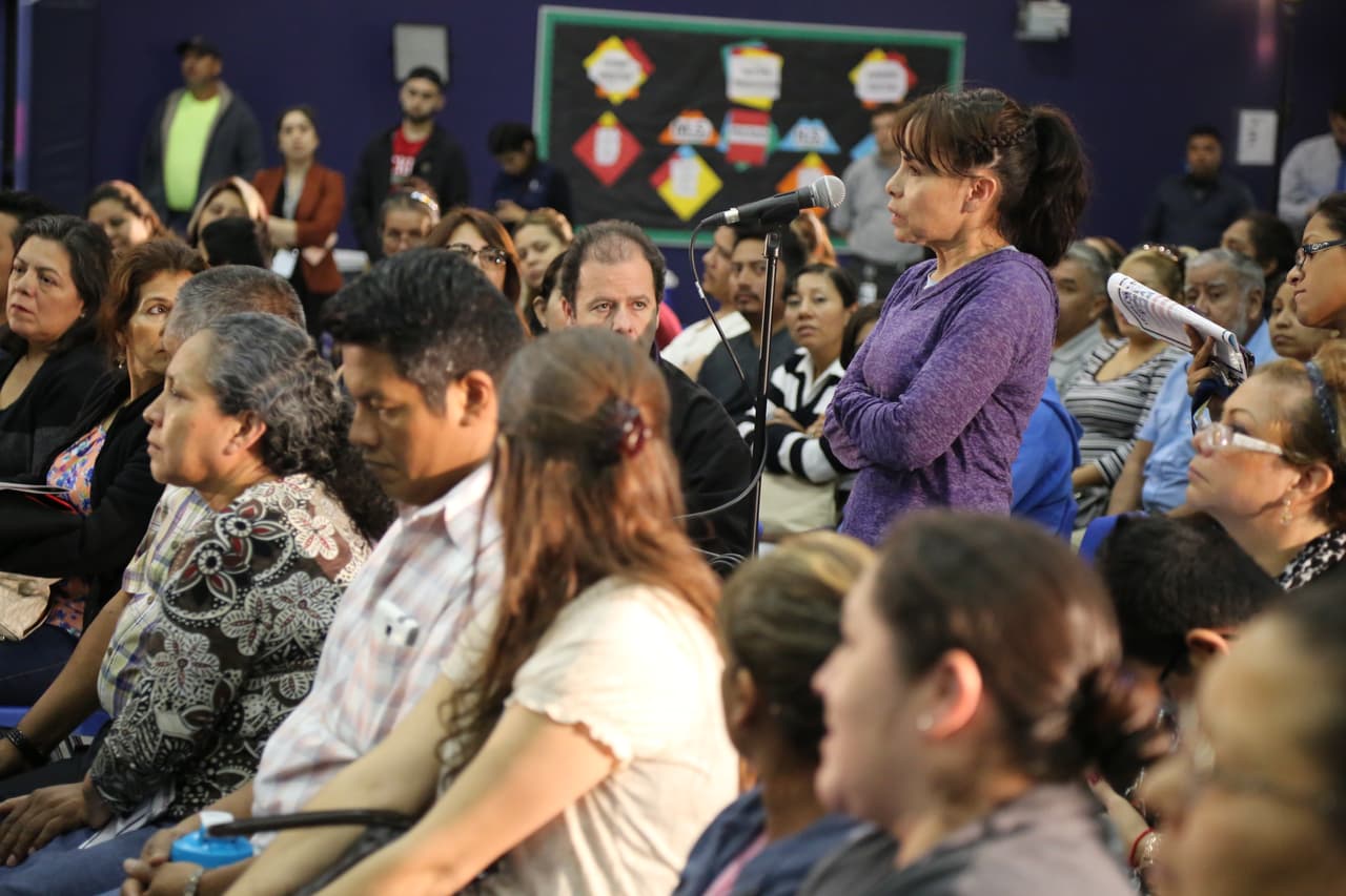 Una de las asistentes al evento se dirigió al representante de la policía y agradeció que los agentes en Houston no se enfoquen en inmigrantes honestos, pero le preguntó cómo actuar en caso de ser detenidos por un policía que no siga ese instrucción.