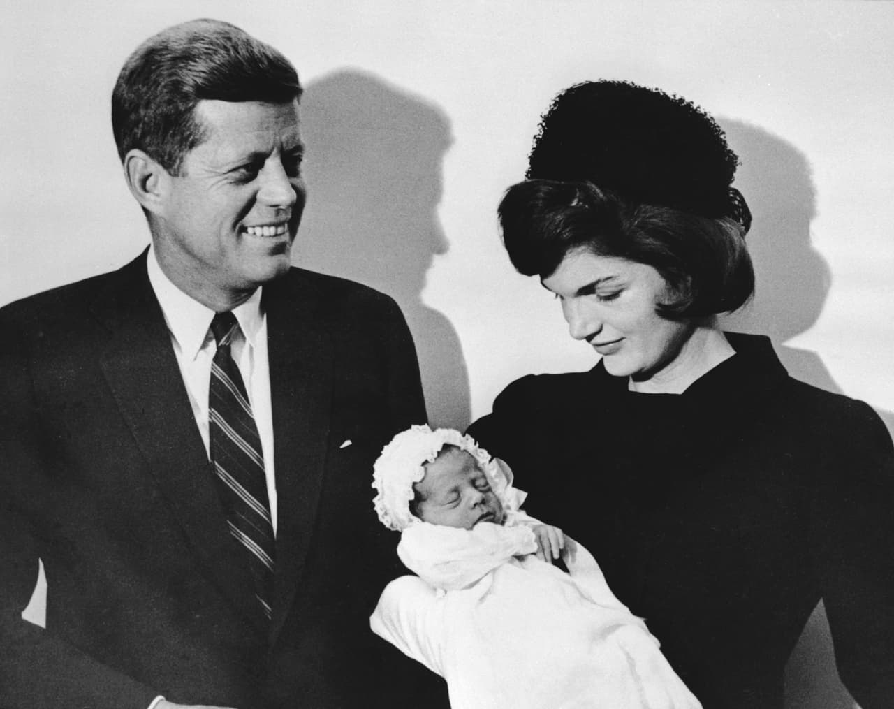 John F. Kennedy y Jackie durante el bautizo de su hijo John en la capilla de la Universidad de Georgetown en Washington.