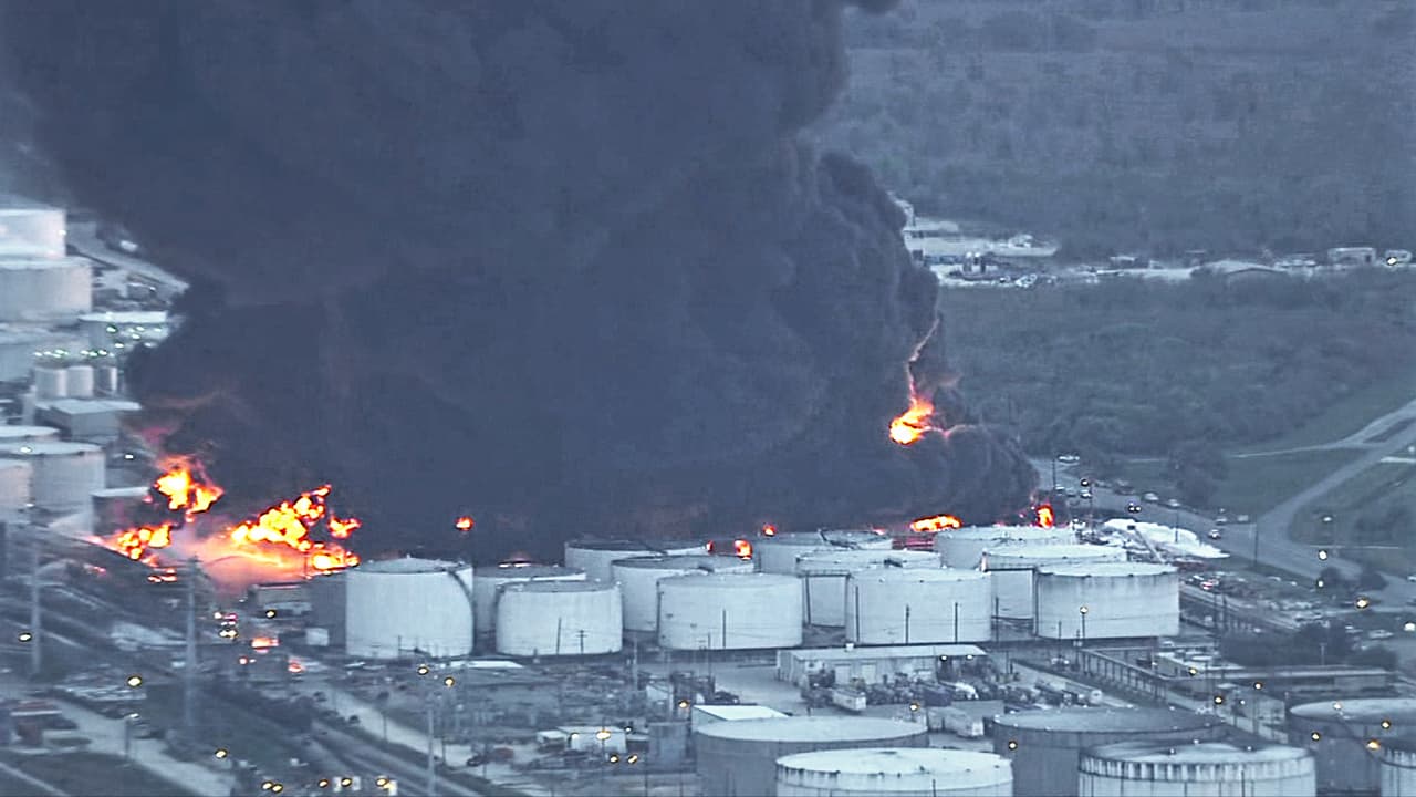 En en lote de la planta petroquímica hay un total de 15 tanques y los representantes de la compañía Intercontinental Terminals han dicho que trabajan para prevenir que los contenedores que no han sido afectados sean alcanzados por el fuego.