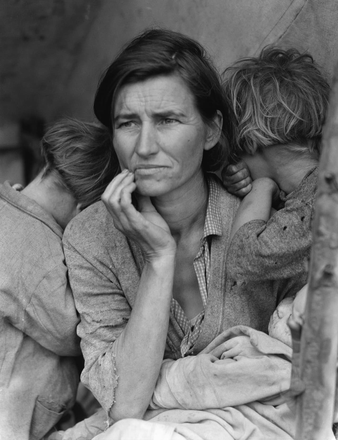 Esta es la fotografía más famosa del registro de Lange de los afectados por la crisis. Muestra a Florence Owens Thompson, una mujer de 32 años y 7 siete hijos que pedía ayuda para sobrevivir en Nipomo, California, en 1936.