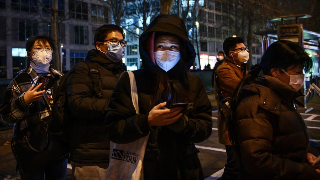 Una de las principales recomendaciones que las autoridades sanitarias hacen para evitar un contagio del virus Covid-19 es lavarse las manos con agua y jabón por al menos 20 segundos. 
<b><a href="https://www.who.int/es/health-topics/coronavirus/coronavirus" target="_blank">En este enlace</a></b> puedes conocer más recomendaciones, de acuerdo con la Organización Mundial de la Salud. 
<br>