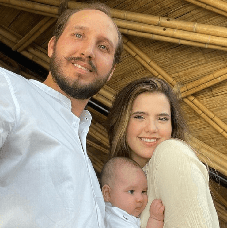 <b>Retrato familiar</b>
<br>El 30 de junio, la cantante y su esposo posaron para una de sus primeras fotos familiares, mostrando orgullosamente a su hija.