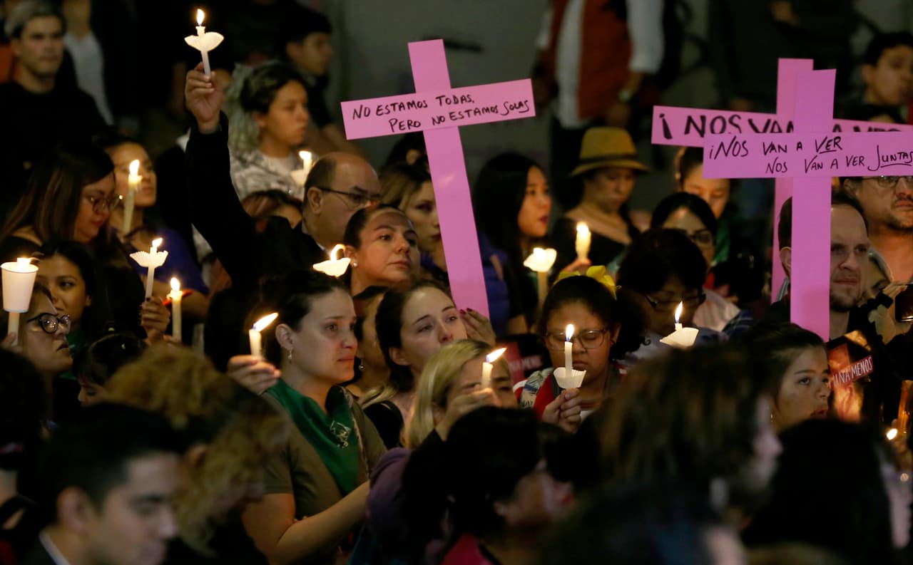 <b>MÉXICO: </b>Un grupo de mujeres se reúnen frente al Palacio de Bellas Artes durante una vigilia con velas en el Día Internacional para la Eliminación de la Violencia contra la Mujer en la Ciudad de México. En 2018 hubo 3,662 asesinatos de mujeres relacionados con el género en México, según el gobierno federal.