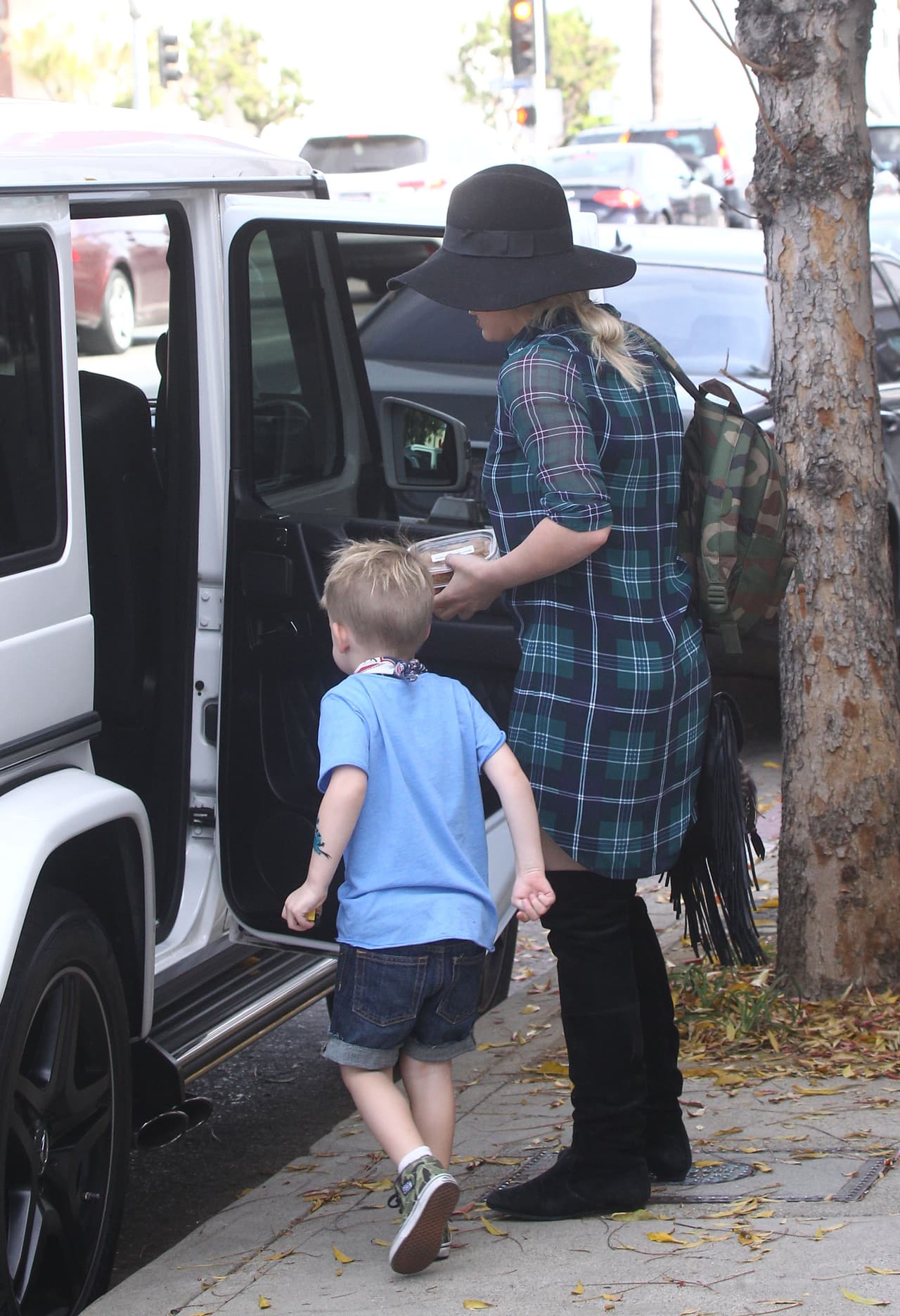 La cantante llevaba una camiseta tipo vestido, botas altas al muslo y mochila de campo.