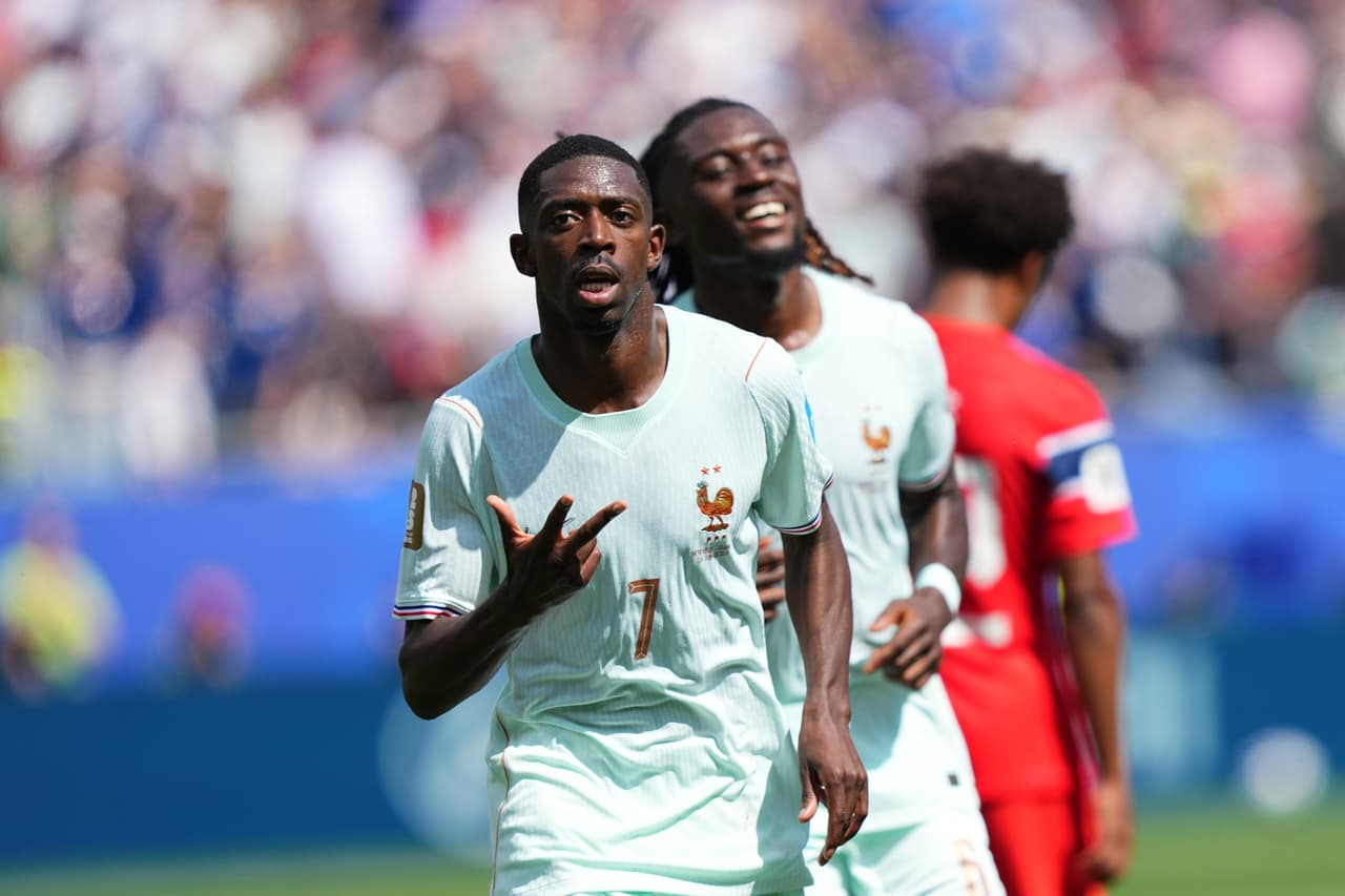 Dembelé muestra con las manos los goles que ha anotado a Noruega.