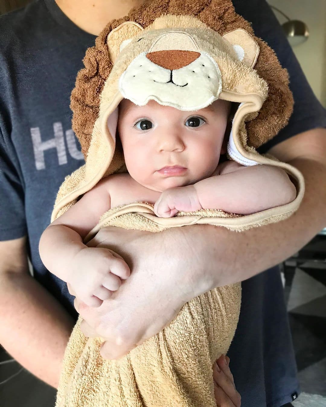 No cabe duda que este pequeñito ya es todo un galán.