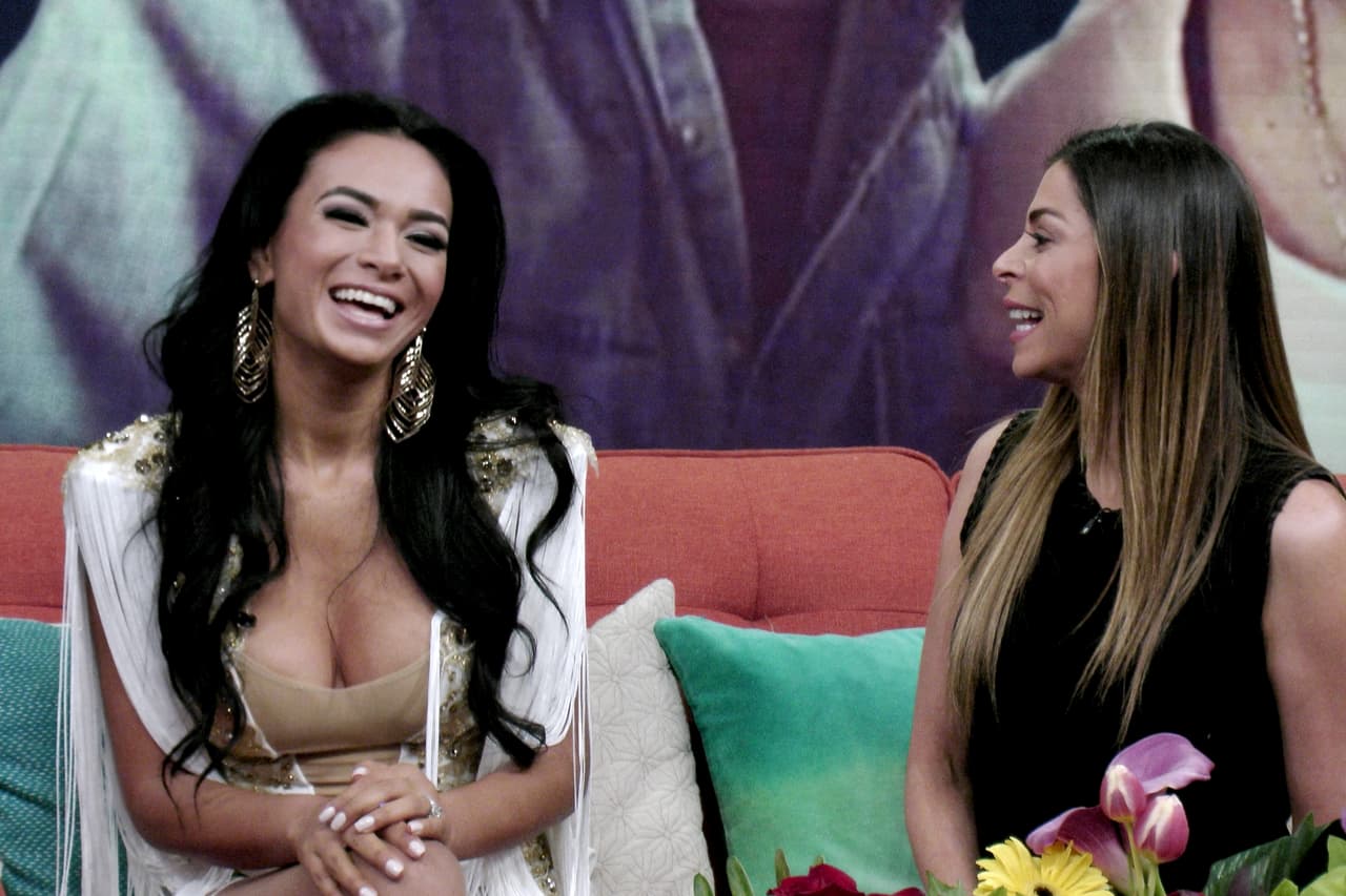 La hija de Joan Sebastian nos visitó esta mañana para presentar su sencillo 'El monstruo'.