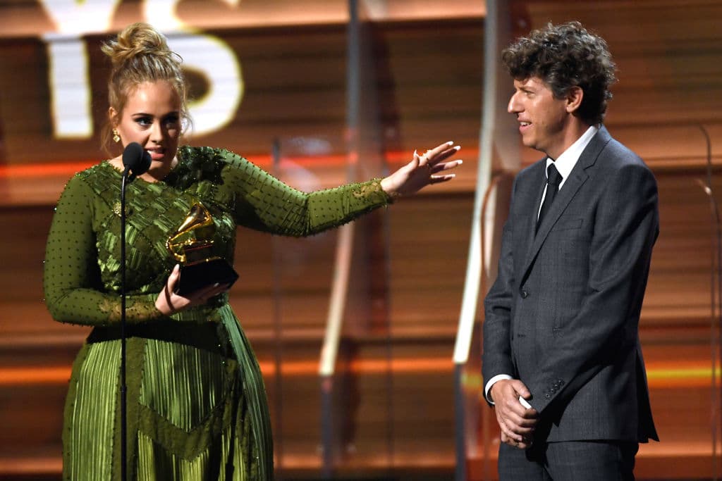 Adele utilizó su tiempo en el micrófono para agradecer a su equipo de trabajo y se molestó cuando no dejaron a su productor hablar.