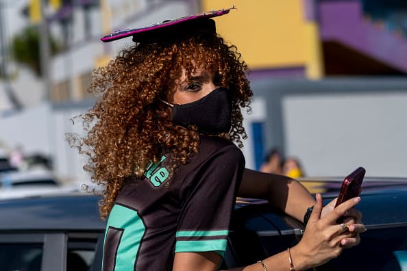 Las graduandas mantuvieron siempre su celular en la mano para registrar el evento.