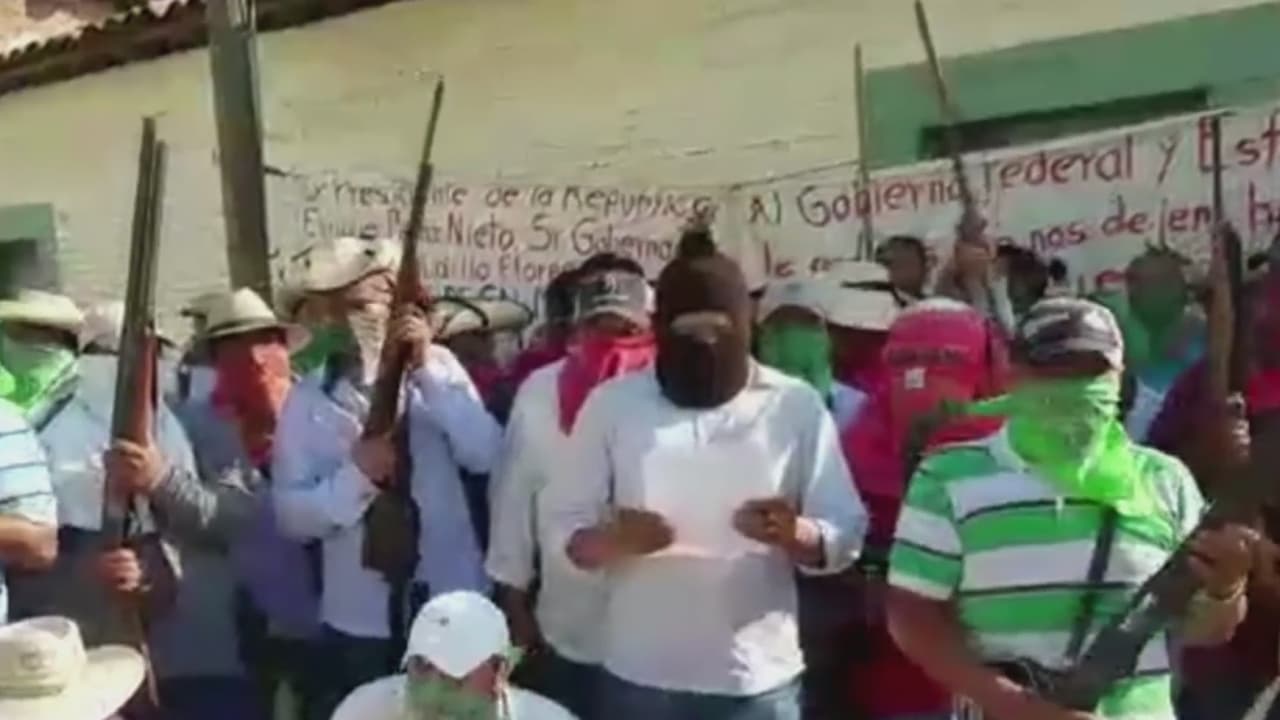 Un pueblo al sur de México se levanta en armas contra criminales y toma a rehenes para canjearlos por familiares secuestrados