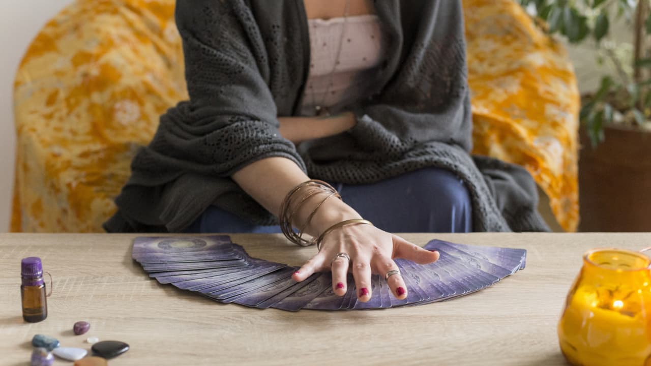 La carta del centro solamente sirve como representador del consultante, y puede decirle también su posición acerca del problema o cuestión que tenga.