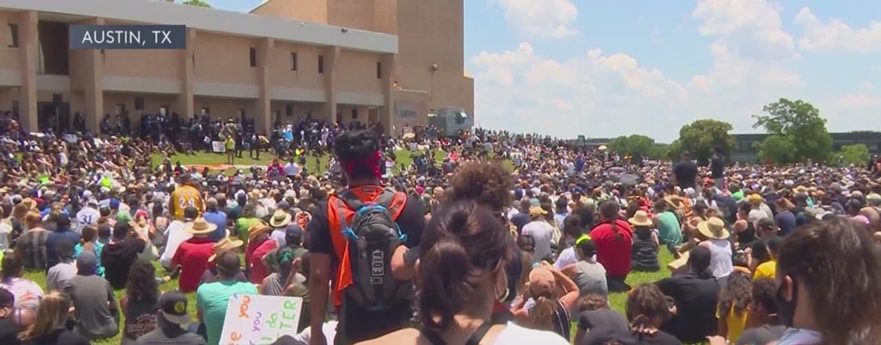 El número de manifestantes superó por mucho las protestas de días anteriores.
