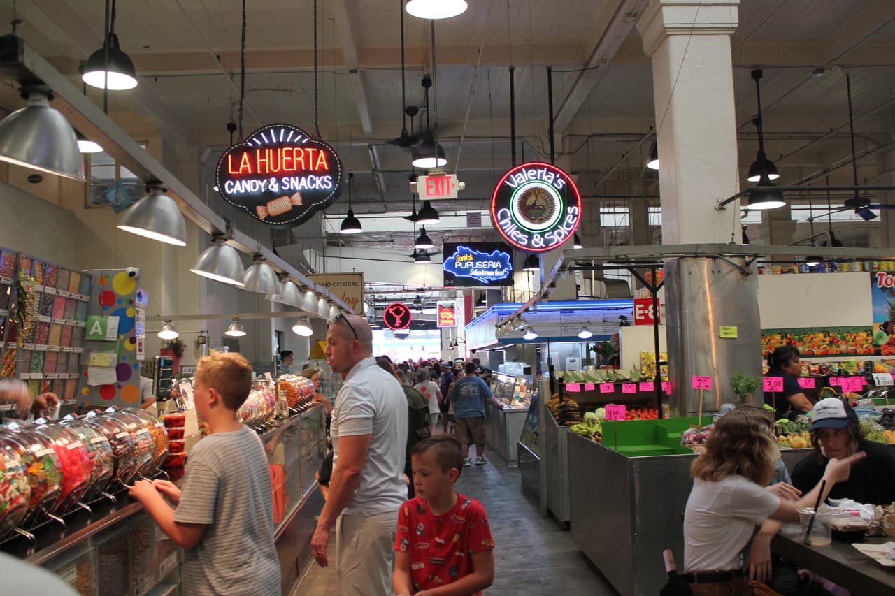 Cada puesto de comida tiene espacios para comer y en todo el mercado también hay zonas previstas con mesas y sillas.