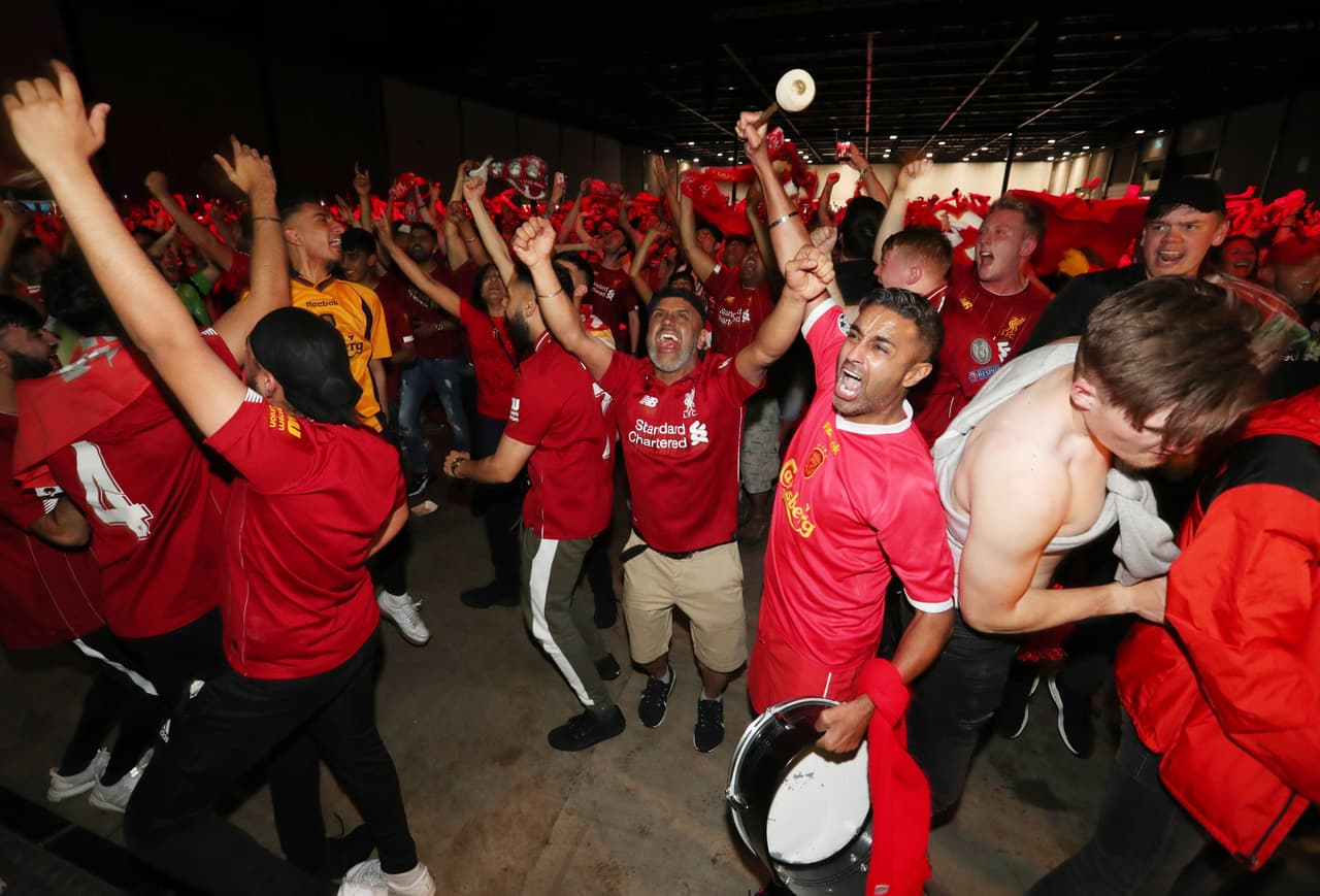 Los aficionados del Liverpool celebran en las calles de su ciudad la conquista de la UEFA Champions League sobre Tottenham Hotspur.