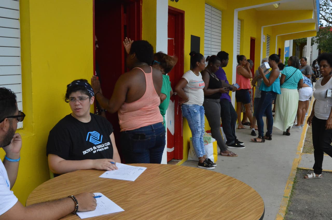 Más de mil personas afectadas por el huracán Irma en Loíza han pasado por el Boys & Girls Club del barrio Medianía Alta para buscar su plato de comida caliente elaborado por más de 30 chefs de toda la isla coordinados por la Chef Marilyn.