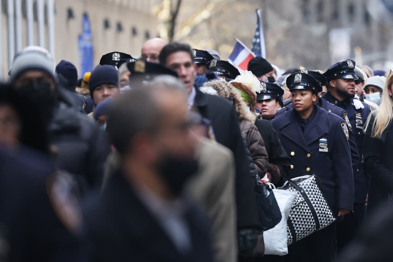 El presunto autor del tiroteo mortal contra los policías Rivera y Mora fue herido por un tercer agente en la escena y 
<b><a href="https://www.univision.com/local/nueva-york-wxtv/politica-new-york/presunto-asesino-del-policia-en-harlem-muere" target="_blank">murió el lunes 24 de enero. </a></b>