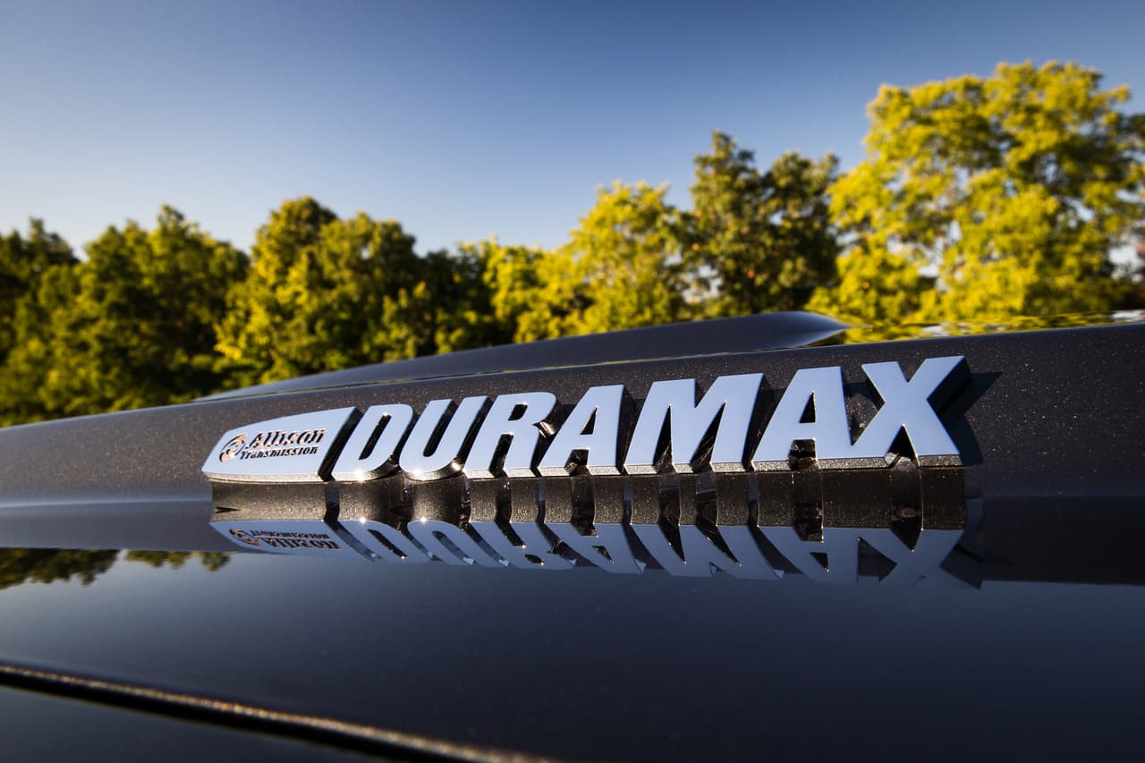 La nueva camioneta puede ser descrita como la versión extrema de la nueva GMC Sierra 2500 crew cab AWD 2017. y también puede ser equipada con el motor V8 de 6.0 litros a gasolina. Pero es el mencionado Duramax V8 6.6 diésel, cuya potencia de 445 caballos de fuerza y 910 libras-pie de torque lo que la situán en
<b>el tope de la cadena alimenticia</b> en lo referente a pickups de trabajo pesado.