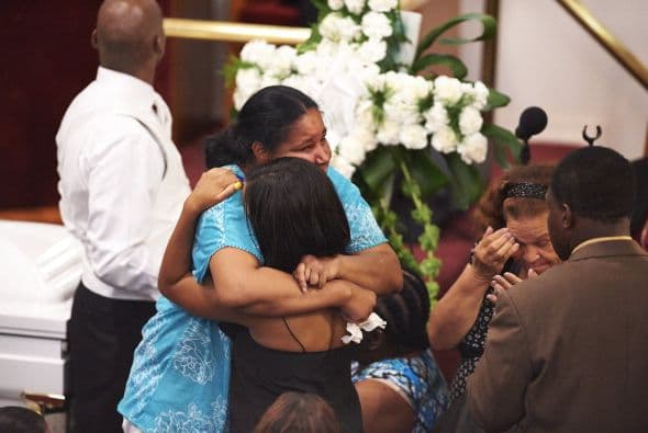Familiares despidieron a Eric Garner, el hombre que murió bajo custodia de la policía en Staten Island. La agencia municipal que investiga las acusaciones de abusos por parte de la Policía anunció que está estudiando miles de quejas que ha recibido en los últimos años por el uso de técnicas de asfixia para la inmovilización de sospechosos.