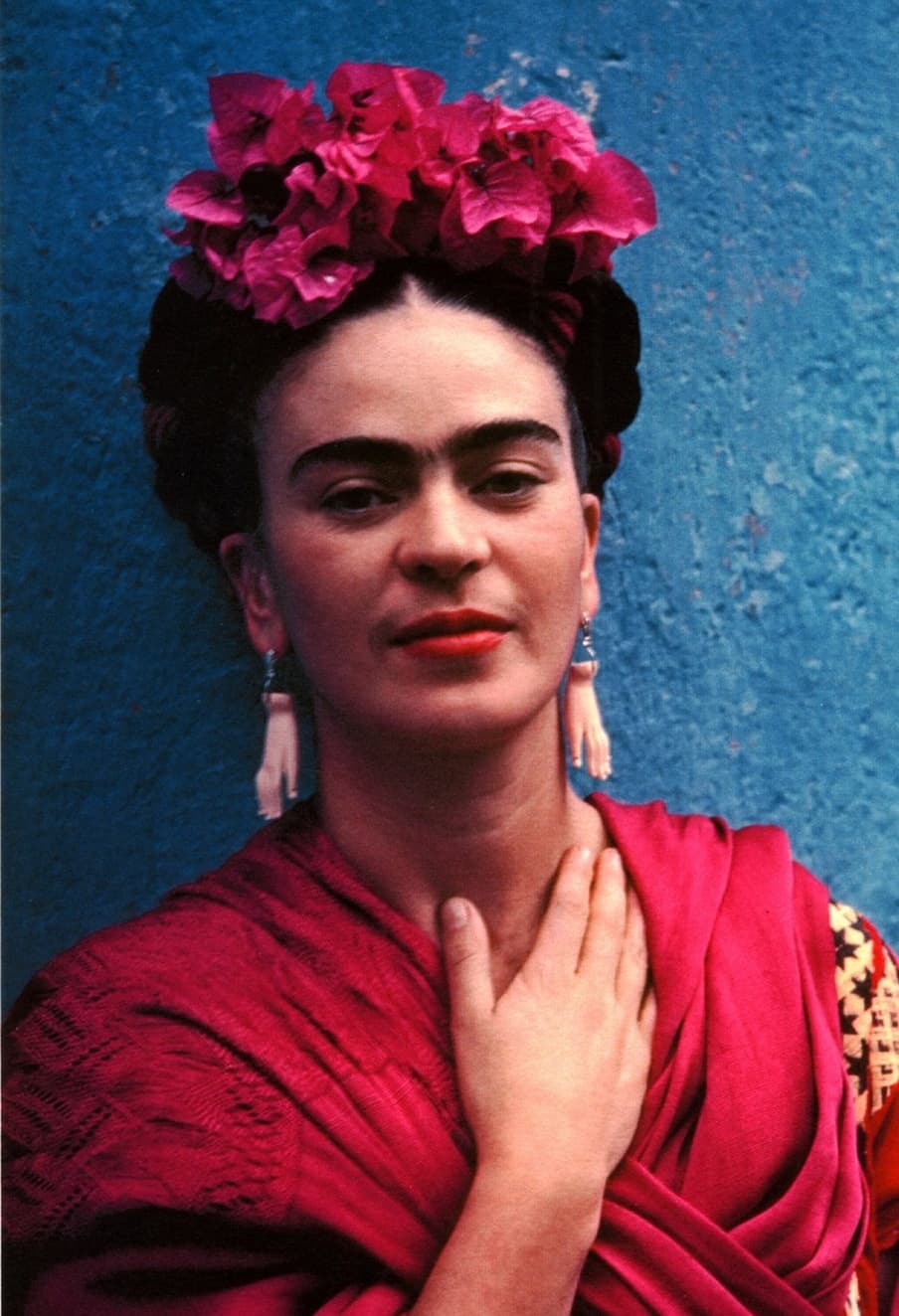 Se trata de la pintora Frida Kahlo, una artista global que ha inspirado a artistas de la talla de Madonna y que es un icono de la cultura de México. La célebre pintora fue tía de la bisabuela de la cantante.