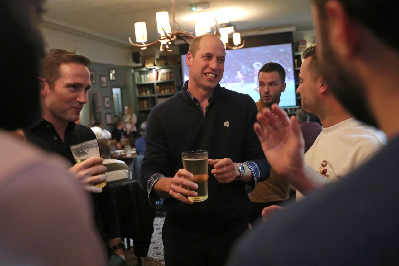 De acuerdo a la crónica que publicó 
<b><a href="https://www.telegraph.co.uk/news/2019/10/11/duke-cambridge-discusses-mental-health-football-fans/" target="_blank">The Telegraph</a></b>, el duque de Cambridge llegó al pub acompañado de Frank Lampard (izquierda), entrenador del Chelsea y exmediocampista de Inglaterra.