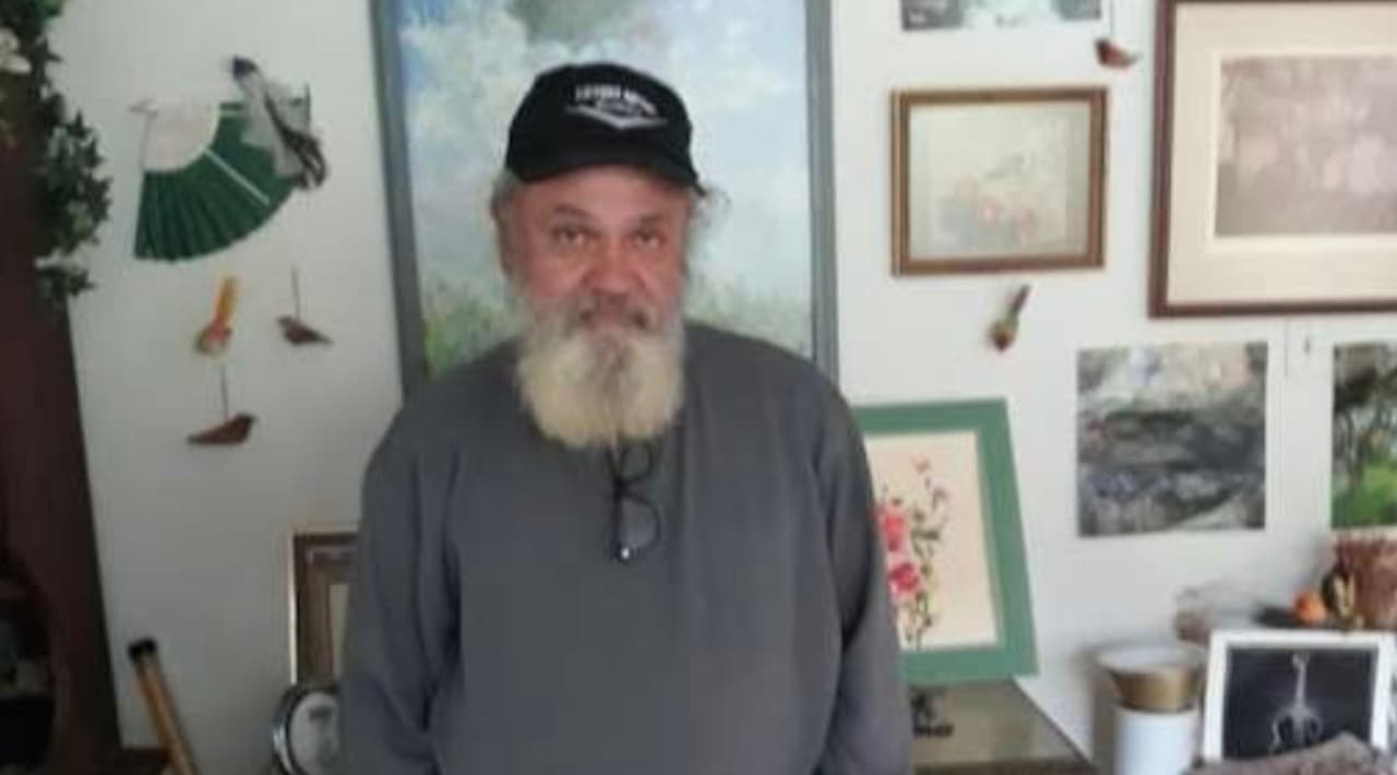 Vivió por décadas en las calles hasta que amigos vieron su foto en un periódico