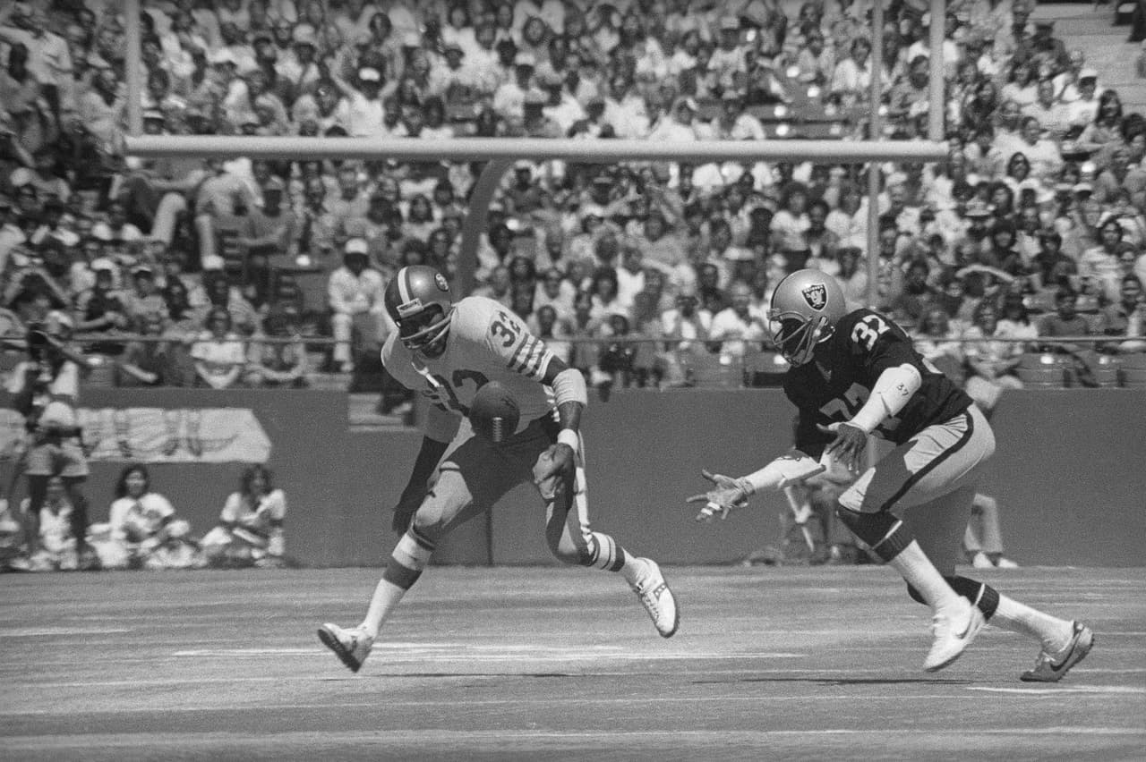 Sin embargo, 
<b>Simpson sólo jugó un partido de postemporada con los Bills</b> antes de ser transferido a los 49s de San Francisco, donde no tuvo campañas ganadoras.
<br>
<br>“Estoy triste porque, cuando la gente muere, dices: ‘¡Oh!, Dios, eso es terrible’. Pero lo que le pasó, y tal vez él mismo se lo provocó, aunque era un ícono en la nación. Y significó mucho para la gente que hacía esos comerciales. Hizo mucho por la raza negra, aunque no lo supiera. No era Muhammad Ali ni nada por el estilo, pero estaba haciendo cosas por los atletas y no sólo por los atletas negros, nos llevó a algo realmente grande. Eso es lo que pienso de él. Fue un pionero”, dijo
<b> Joe DeLamielleure, offensive lineman miembro del Salón de la Fama y compañero de equipo de Simpson en Buffalo a <i>AP</i>.</b>