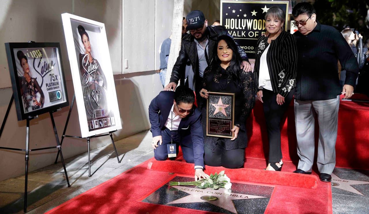 Con rosas blancas y un beso de Chris Pérez, se inauguró la estrella de Selena en Hollywood