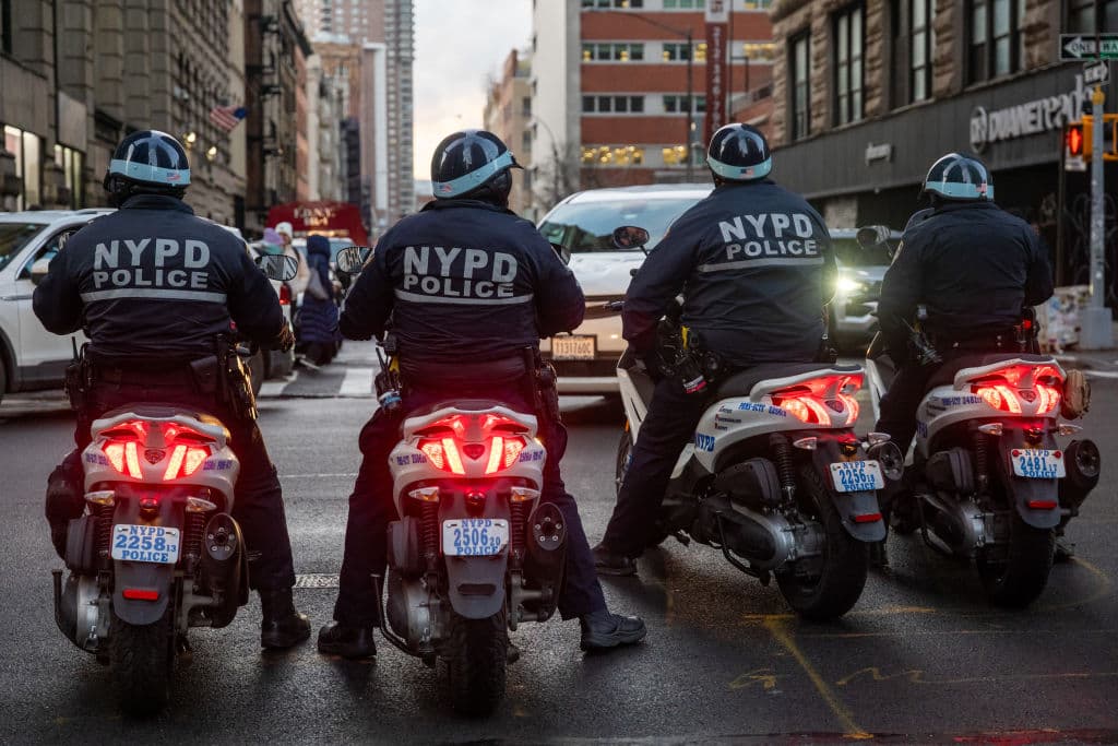 La situación refleja la tensión entre las políticas migratorias federales y la postura de Nueva York como ciudad santuario para inmigrantes.