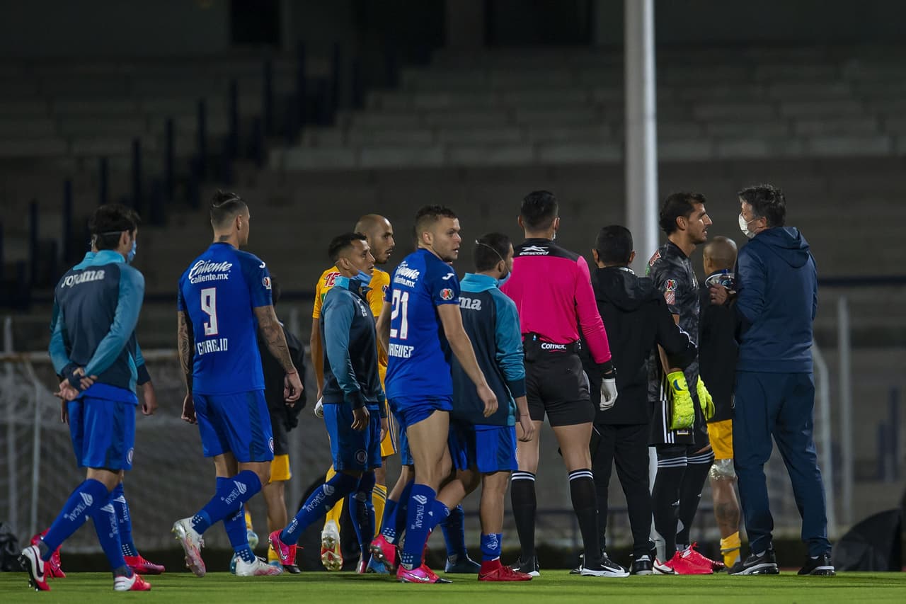 Los ánimos se calentaron al final del partido entre Robert Dante Siboldi y Guido Pizarro.