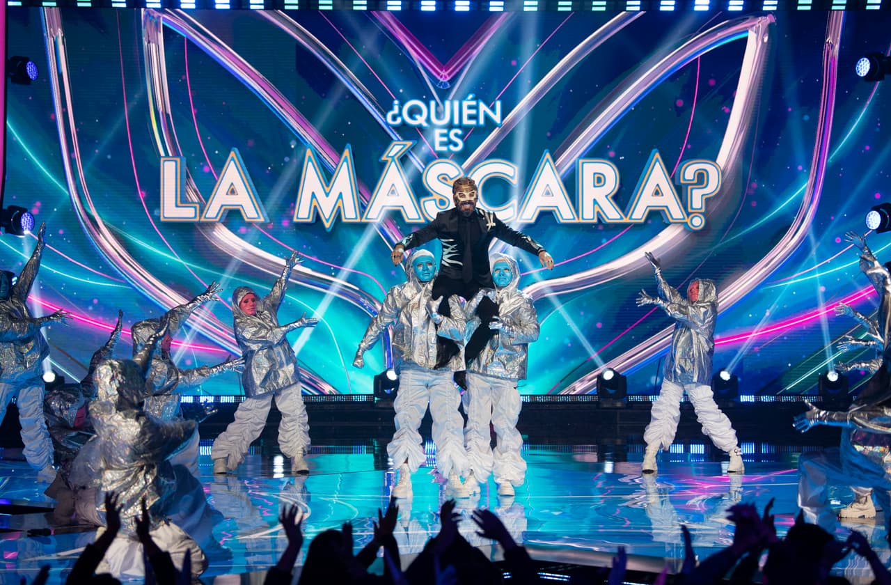 Posteriormente vendría el arranque oficial con Omar Chaparro sobre ele scenario con todo el grupo de baile.