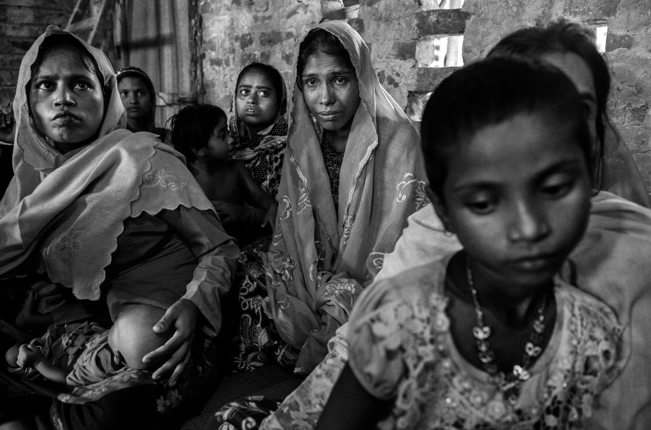 Refugiados rohingya descansan en una escuela islámica después de llegar en barco al lado de Bangladesh del río Naf, luego de huir de sus aldeas en Myanmar. Desde los años 70, ha habido represión contra comunidades rohingya en Rakhine provocando el éxodo hacia las vecinas Bangladesh, Malasia y Tailandia. Los refugiados han denunciado violaciones de todo tipo por parte de las fuerzas de seguridad de Myanmar.