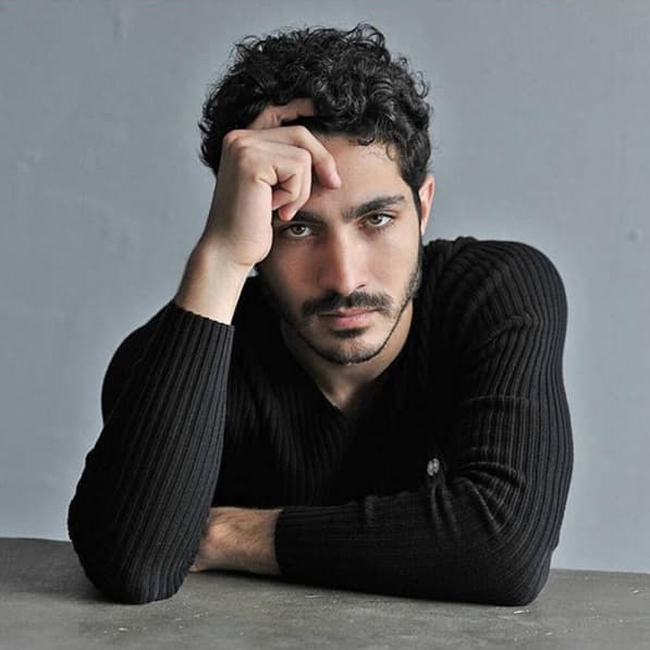 No cabe duda que este chico es el nuevo galán de moda.