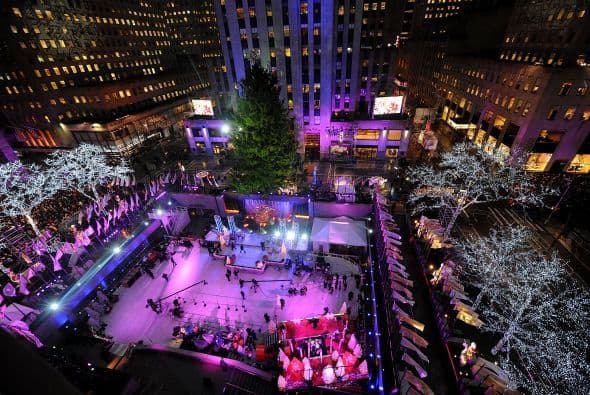 El árbol del Rockefeller Center es otro de los que año con año nos sorprende y ya es una tradición en la 'La Gran Manzana'.