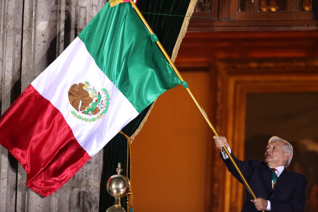 Andrés Manuel López Obrador ondea la bandera mexicana durante la ceremonia del Grito de Independencia en 2021.