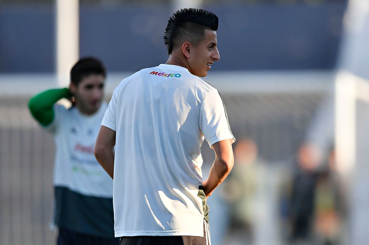 Aquí se aprecia una de las novedades de la Selección, el volante ofensivo del Cruz Azul, Roberto Alvarado, con su peculiar look y una sonrisa socarrona en el entrenamiento.