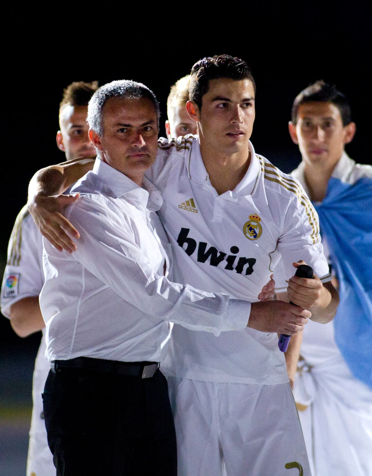 La relación entre Mourinho y Cristiano en el Real Madrid nunca fue del todo buena. Y no fue casualidad pues aunque coincidieron por vez primera en un mismo equipo en 2010. La 'guerra' entre los dos venía del pasado. Surgió en la época donde CR7 era el jugador estrella del Manchester United y el luso entrenador figura del Chelsea.