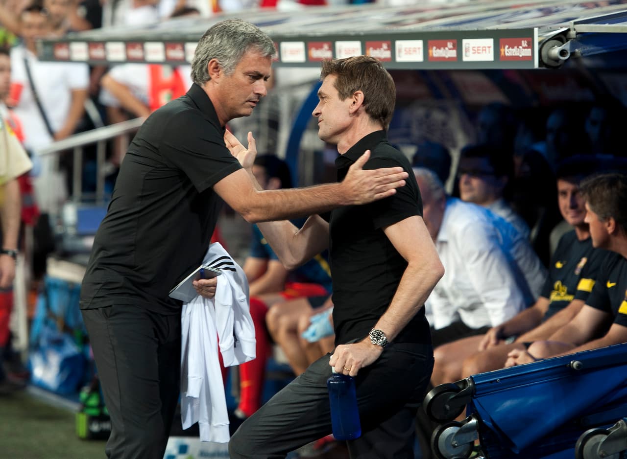En el 2011 Mourinho protagonizó una de las acciones más polémicas de los últimos tiempos en la Liga contra Tito Vilanova. El incidente ocurrió durante la final de la Súpercopa de España, que acabó con victoria del Barcelona 3-2 para coronarse campeón.