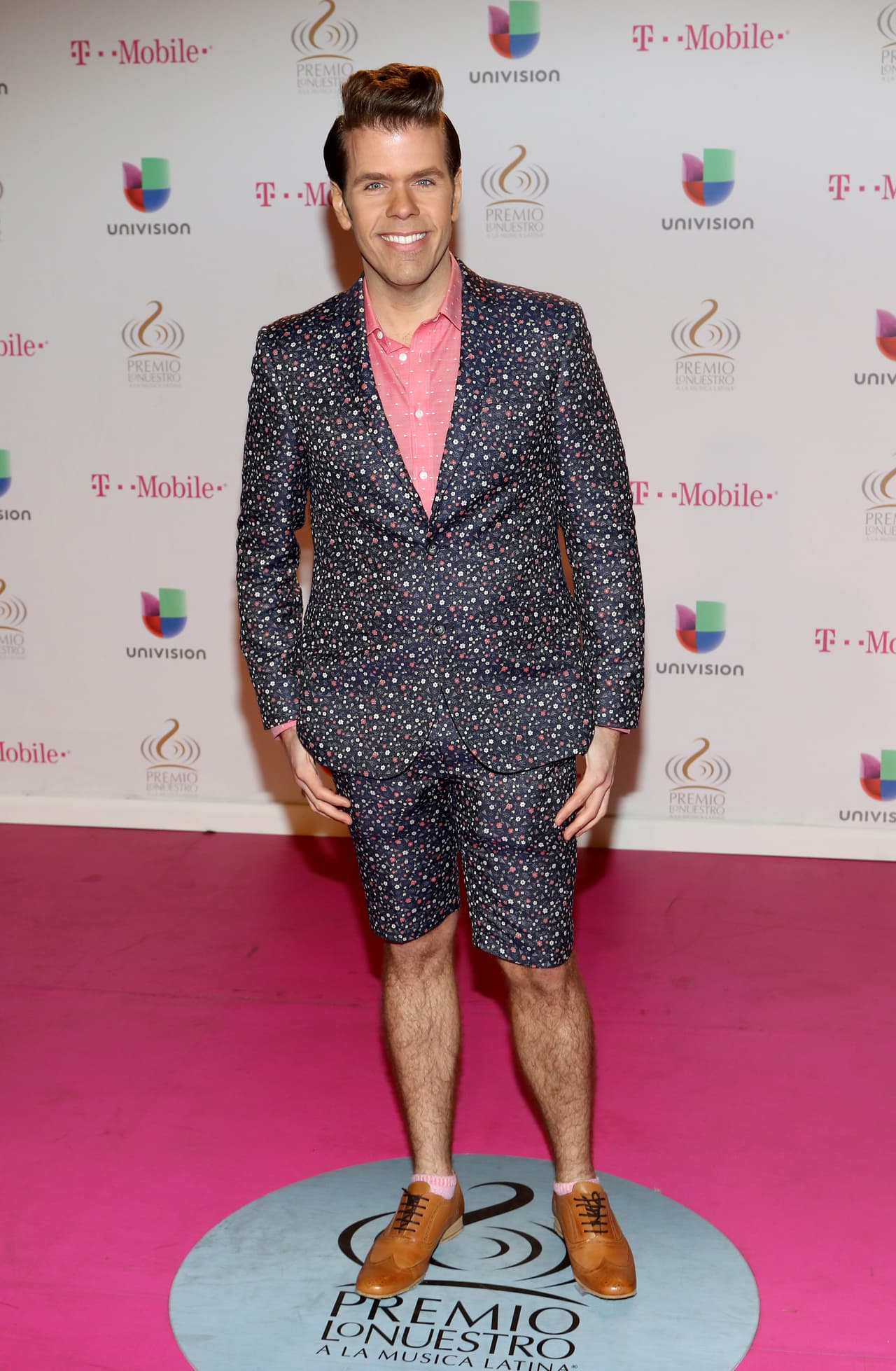 El bloguero Perez Hilton usó pantaloncillos cortos en la alfombra magenta del año 2015.