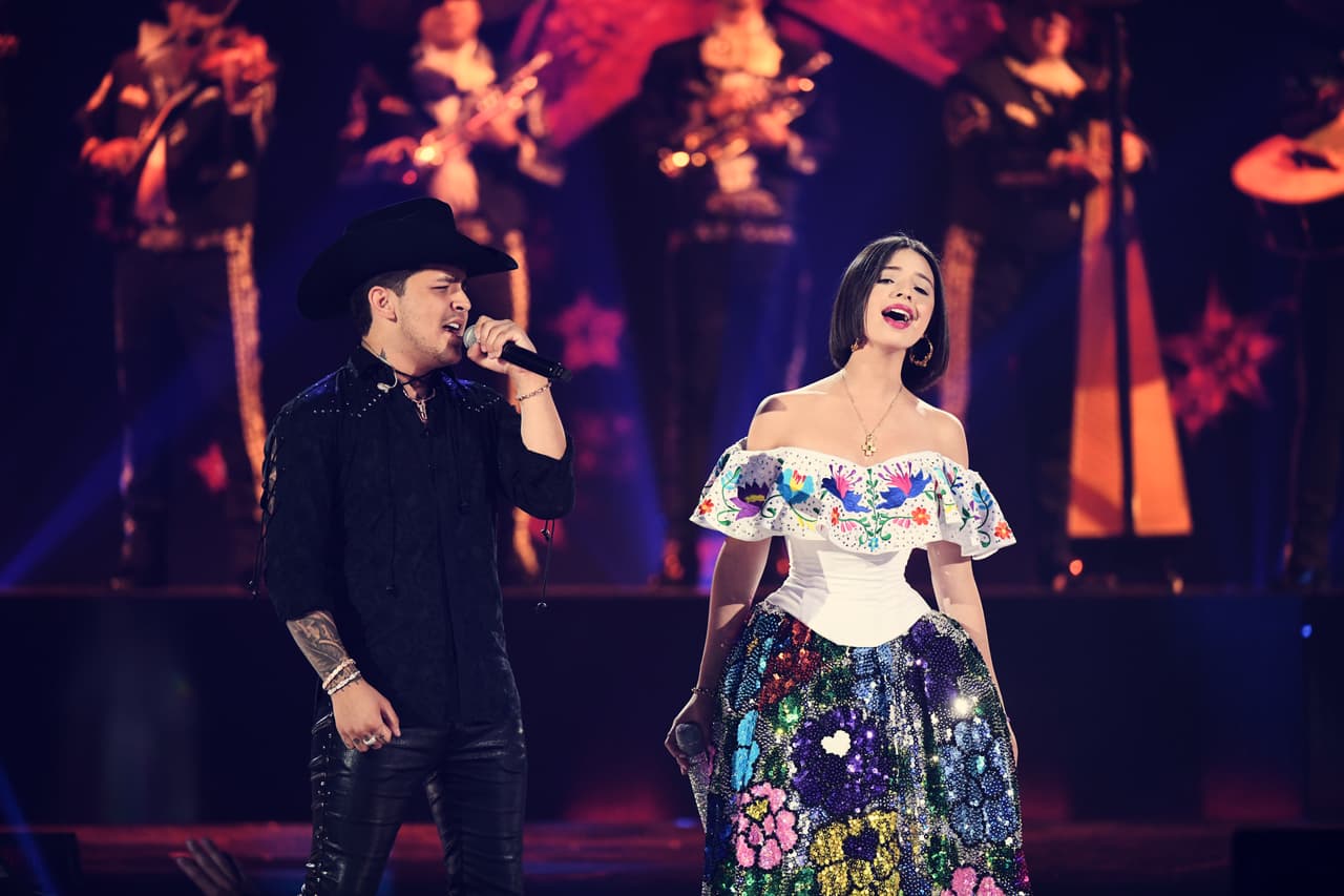 Esa misma noche Ángela reveló que elige el vestido que utilizará en cada presentación
<b><a href="https://www.youtube.com/watch?v=cGuZuDG_aN0" target="_blank">casi al último minuto,</a></b> dependiendo de las vibras del momento.