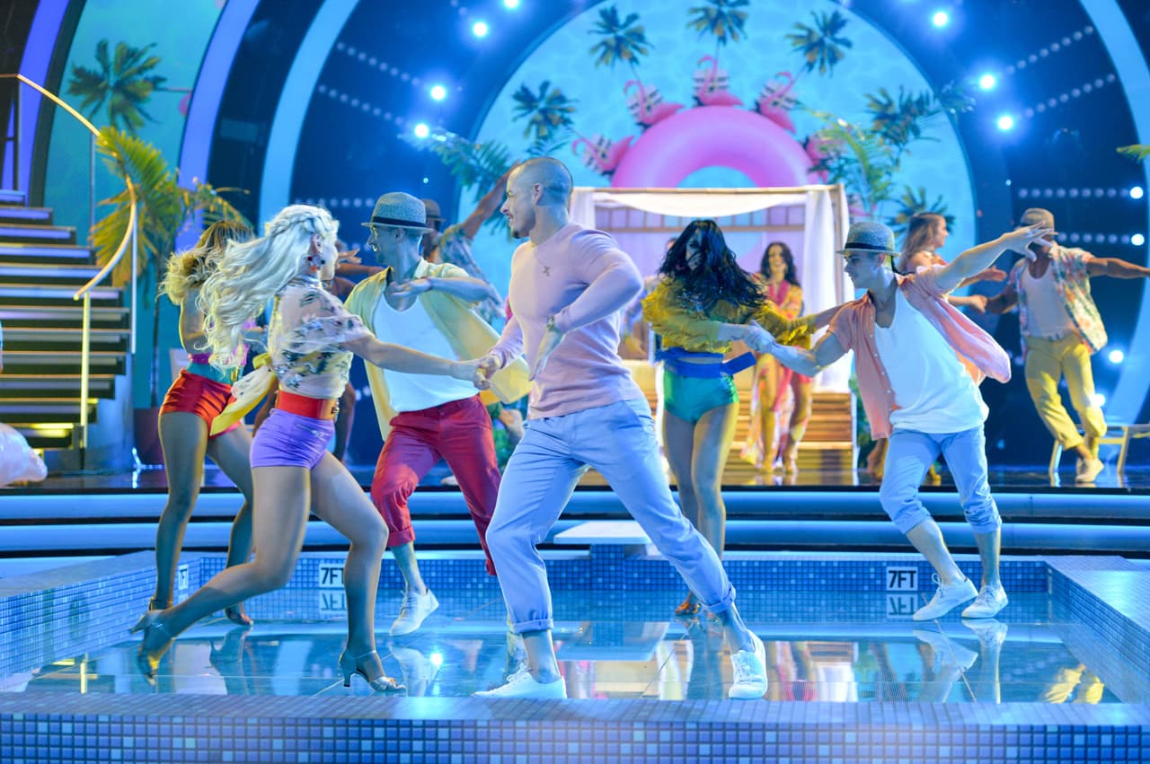 Durante los ensayos del baile, Casper se encontraba preocupado porque nunca había hecho una samba.