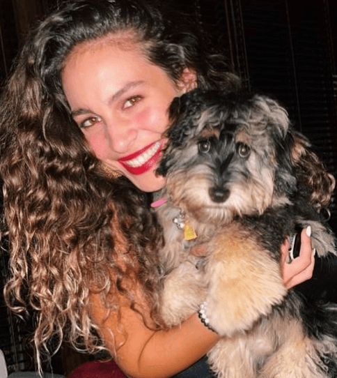 La joven también ha mostrado su amor por los animales, en especial con su perrito, a quien tiene muy consentido, brindándole todo su amor y cariño.